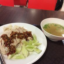 有吉似兄ちゃんのカオマンガイは50バーツで肉たっぷり