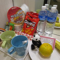 お菓子、カップ麺、飲料は毎日補充されました。