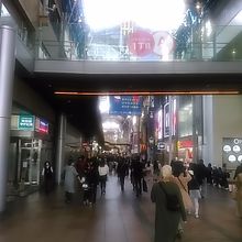 高くて広くきれいなアーケードが延々続きます。