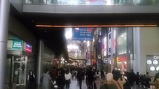 (三宮センター街)高くて広くきれいなアーケードが延々続きます。