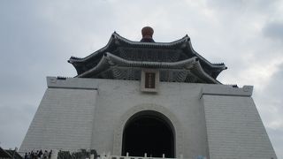 正面階段片側工事中