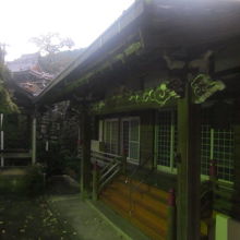 本堂はこじんまりとした風情です