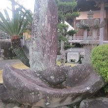 本堂前にある陰陽石の様子