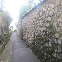 細い道が続く中に立派な石垣が沢山見られます