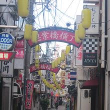 黄色い提灯がズラッと並ぶ、横丁核心部の様子