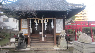 裏手からアクセスすると少し迷う立地です