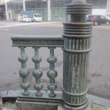 歩道側から眺めた思案橋跡碑の様子