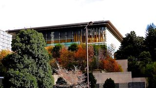 高いビルに囲まれている気がする・・・