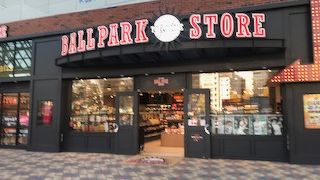 グッズを買って球場へ