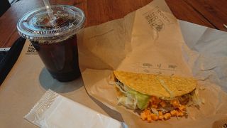 海側は全面ガラスでのんびりできます