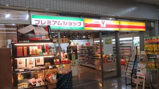 空港到着ロビーのコンビニ