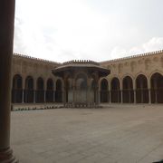 内部も外観もシンプルですが綺麗なモスク