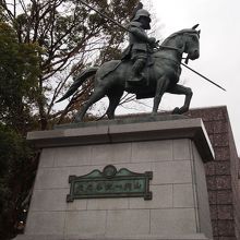 立派な銅像です