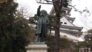 有名な板垣退助の像