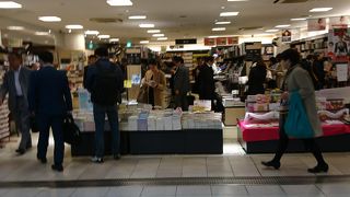 構内の大きな本屋さん