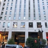 道を渡ってすぐ