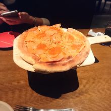 お店のお勧めのハリウッド風のピザ