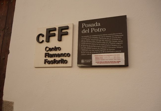 ポトロ広場にある有名な旅籠屋