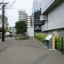 広場の様子(左手向こうが和泉橋)