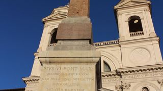 トリニタ デイ モンティ教会の前