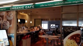 出発ロビー奥の落着きカフェ