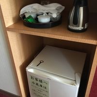お茶ポットに冷蔵庫あり