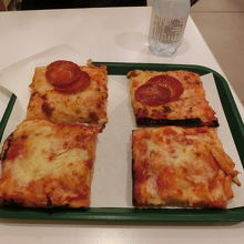 マルゲリータとパパロニのピザ