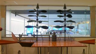 `複葉が二つある原型の飛行機`もアート！