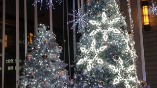 沢山のクリスマスツリーデコレーション