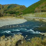 11月上旬には、茂市あたりの渓流と紅葉の眺めが楽しめました。