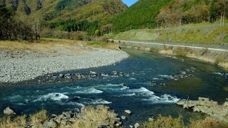11月上旬には、茂市あたりの渓流と紅葉の眺めが楽しめました。