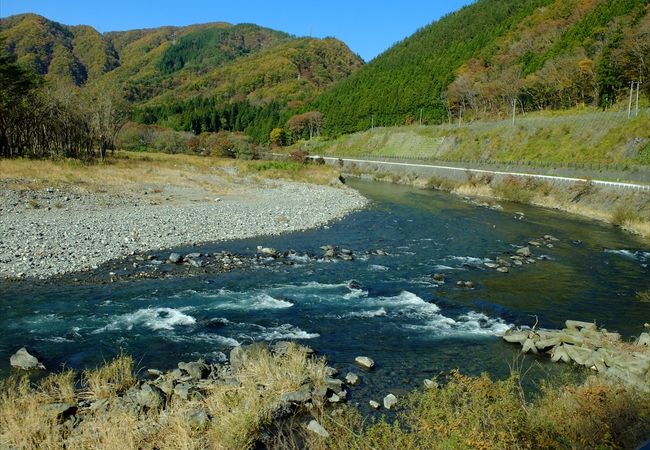 11月上旬には、茂市あたりの渓流と紅葉の眺めが楽しめました。