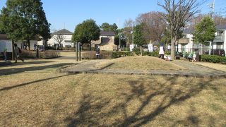 竪穴式住居が復元されています