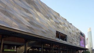 BTSタイカルチャーセンター駅から数分の場所にあります。