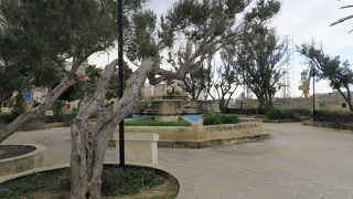 グーグルマップやガイドブックには、ガーディオーラ公園と記載されています。