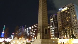 ひと際大きい碑