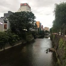 川の右側が川反