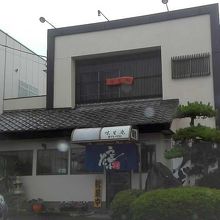 お昼時は混んでいることがあります。