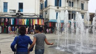 フランス門近くの旧市街の東にある広場