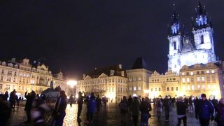 プラハ観光の中心「旧市街広場」