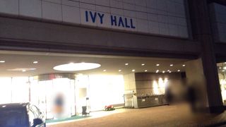 通りに面してレストランがあります