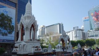 夕暮れの祠は趣があります。