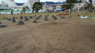 有名俳優の名を記した石が並んでいます