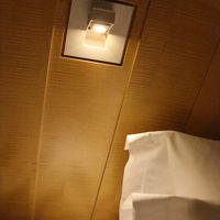 壁埋タイプで引き出して使うベッドライト