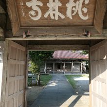 桃林寺の入り口門です