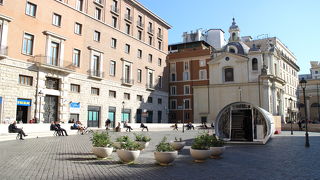 サン・シルベストロ広場に隣接