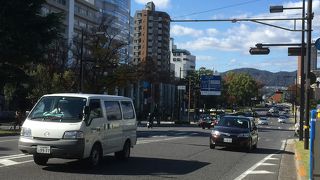 幅100メートルの公園的な道