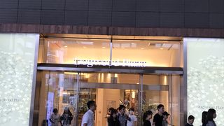 人込みが凄いです。