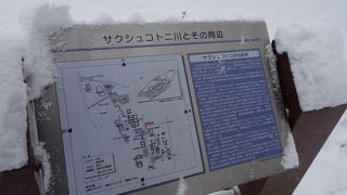 構内を縦断する川