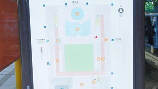 地下は駐車場と龍山寺駅に繫がる地下商店街がありました